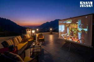 StayVista at Villa Bluejay with Bonfire, Outdoor Pool
