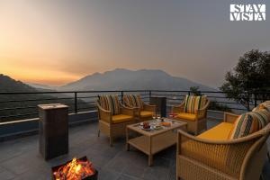 StayVista at Villa Bluejay with Bonfire, Outdoor Pool