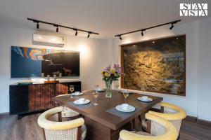 StayVista at Villa Bluejay with Bonfire, Outdoor Pool