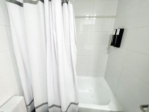 exclusive apartment with AC and parking