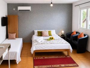 Serene Stay with 2 Bedroom - Close to Airport