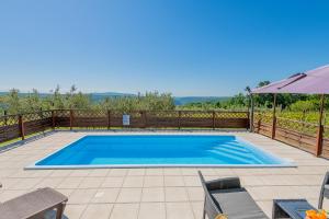 Apartment Jadranka with Private Pool & Valley View in Green Istria