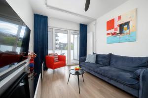 Elegancki Apartament z Widokiem na Odrę z Parkingiem i Balkonen by Renters Prestige