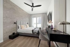 Elegancki Apartament z Widokiem na Odrę z Parkingiem i Balkonen by Renters Prestige