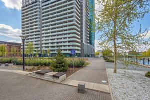 Elegancki Apartament z Parkingiem w Centrum Wrocławia by Renters Prestige