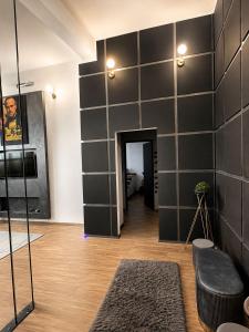 Rebeccas Noir Suite