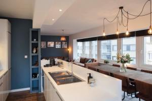 Stylish Central Flat, Steps to Beach
