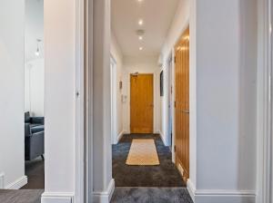 Modern CityCentre 2Br Apt Netflix,Smart TV, Private Parking