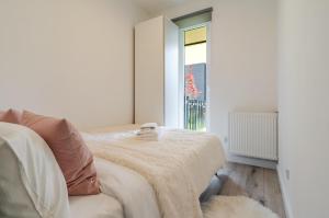 Ceglana Chic Apartment with Garden by BookingHost