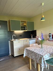 Orevard maisonnette au calme dans verdure