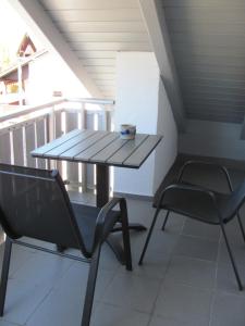 #4 Offenes Galeriezimmer mit 2 Betten ,Balkon, Gemeinschaftsbad, Airport nah,freies W-Lan