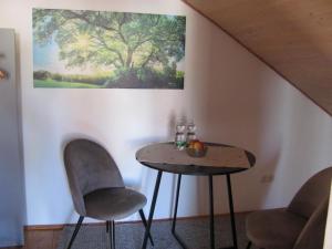 #4 Offenes Galeriezimmer mit 2 Betten ,Balkon, Gemeinschaftsbad, Airport nah,freies W-Lan