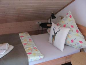 #4 Offenes Galeriezimmer mit 2 Betten ,Balkon, Gemeinschaftsbad, Airport nah,freies W-Lan