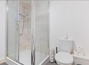 Modern CityCentre 2 Br Apt, Netflix, Wifi & PrivateParking