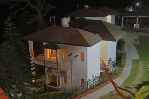 Home in the Hills, Resort & Restaurant