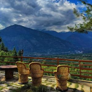 Jana Trails - Kath Kuni Duplex Chalet with Valley View