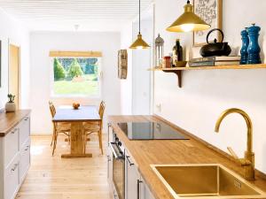 Sommerhus Med Anneks Nær Hyllingebjerg Strand