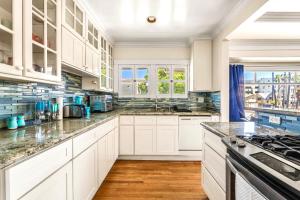 Long Beach 2BR and 1BA Charming Condo Near Alamitos Beach, Marina, Cafes & Shops