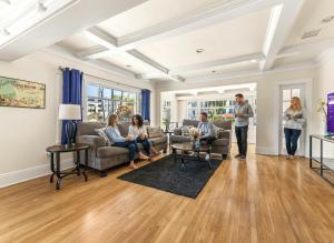 Long Beach 2BR and 1BA Charming Condo Near Alamitos Beach, Marina, Cafes & Shops