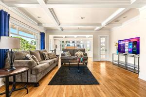 Long Beach 2BR and 1BA Charming Condo Near Alamitos Beach, Marina, Cafes & Shops
