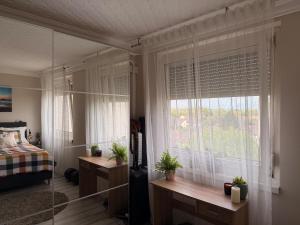 UCL Final Weekend Retreat with Balcony and Free Parking