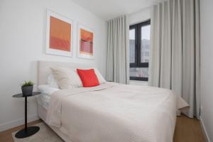 Spacious Three Bedroom Apartment in Warsaw by Renters Prestige
