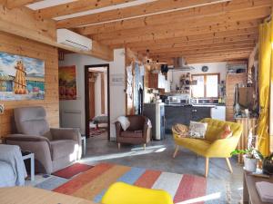 Chalet Retreat Private Self Contained 4 to 6 Person Mountain Views Own Terrace
