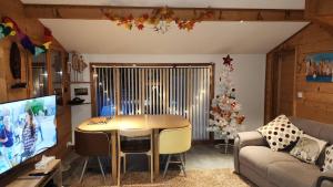 Chalet Retreat Private Self Contained 4 to 6 Person Mountain Views Own Terrace