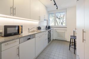 Zentrale Wohnung mit Büro und Parkplatz