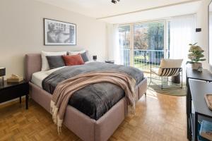 Zentrale Wohnung mit Büro und Parkplatz
