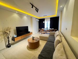 Cozy home with Prime location in Rehab City