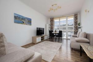 Spacious Family Apartment with Air Conditioning in Downtown Warsaw by Noclegi Renters