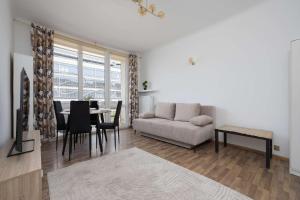 Spacious Family Apartment with Air Conditioning in Downtown Warsaw by Noclegi Renters