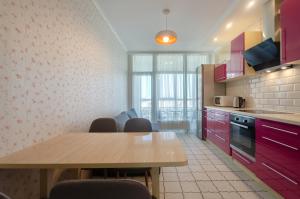 18-90b Kvartet, Vasyl Lypkivskyi 16b, Kyiv, railway station, metro nearby, stunning city view, Petrovdom Apartment