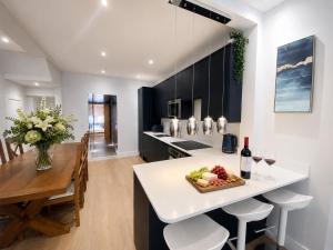 Cloud9 Guest House - by Coastline Retreats - FREE PARKING INCLUDED - 2 Bedroom self contained garden flat - Luxury 2 Person Bath, Netflix, Superfast Wifi