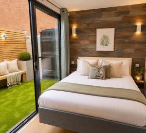 Cloud9 Guest House - by Coastline Retreats - FREE PARKING INCLUDED - 2 Bedroom self contained garden flat - Luxury 2 Person Bath, Netflix, Superfast Wifi