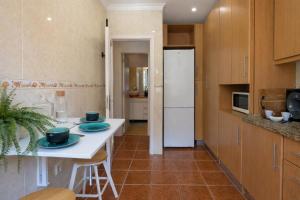 Private Parking! 2BR Ensuite, 3 Baths, 5min Metro