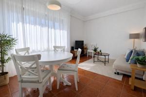 Private Parking! 2BR Ensuite, 3 Baths, 5min Metro