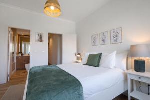 Private Parking! 2BR Ensuite, 3 Baths, 5min Metro