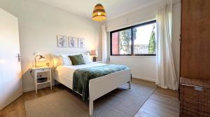 Private Parking! 2BR Ensuite, 3 Baths, 5min Metro