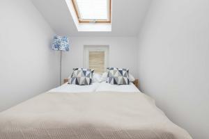 Functional & Cozy Apartment Near the Beach by Noclegi Renters