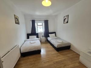 Spacious 4 Bedroom House in Dagenham