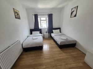 Spacious 4 Bedroom House in Dagenham