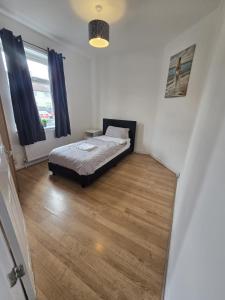 Spacious 4 Bedroom House in Dagenham