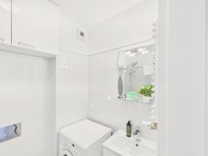 Baltic Calm Kasprowicza Apartment by Solarento