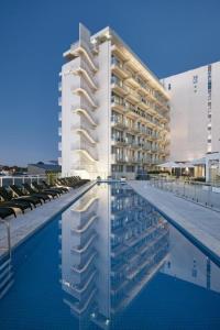 Greenville -Luxury Views-10 Min to Oval & Zoo-Free Parking-Pool-Gym