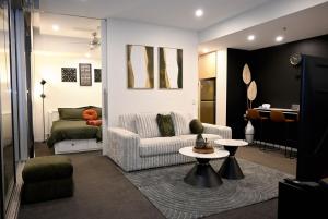 Greenville -Luxury Views-10 Min to Oval & Zoo-Free Parking-Pool-Gym