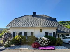 Moseloase am Weinberg mit Pool und Sauna in Bullay