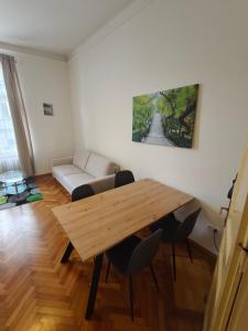 Huge, retro, cozy place in the city center, close to the station