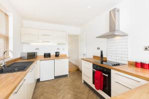 Crawshay House by Prime Stays - 3 Bedroom Retreat - Free Parking - City Centre Location